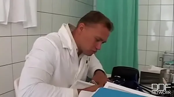 Большие Doctor checks this perfect throat теплые видео