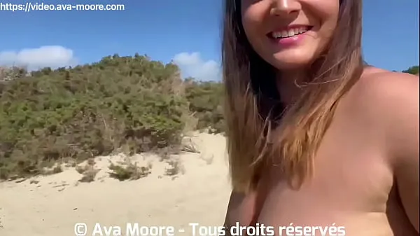 Große Ich lutsche einen Blowjob an einem Ibiza-Strand mit Voyeuren, die sich einen runterholenwarme Videos