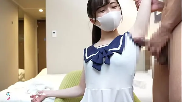 大きな日本人の女の子がセーラー服を着た男に脇の下の仕事を与える温かい動画