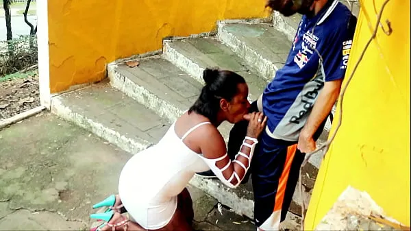 Grandes Mi novia chupando la polla de un extraño en la callevídeos cálidos