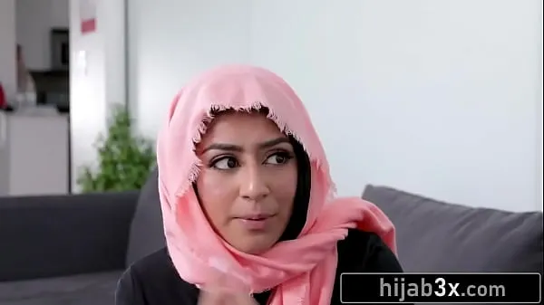Veliki Hot Muslim Teen Must Suck & Fuck Neighbor To Keep Her Secret (Binky Beaz topli videoposnetki