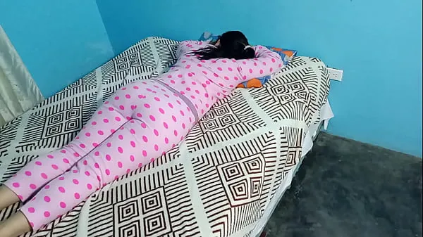 Sleepover with my stepdaughter: I take advantage of her when she's resting and luckily she didn't feel when I put my fingers in her and pulled down her underwear to put my whole cock in her Video hangat Besar