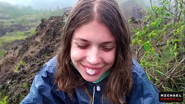 Velká The Riskiest Public Blowjob In The World On Top Of An Active Bali Volcano - POV vřelá videa