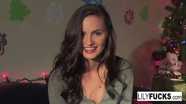 Grosses Lily nous raconte ses vœux de Noël excitants avant de se satisfaire dans les deux trous vidéos chaleureuses