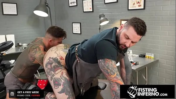 Grandes Muscle hunk tattooer prolapsovídeos cálidos