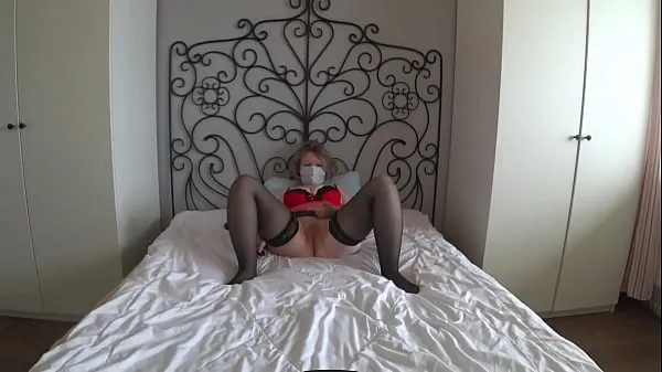 Grosses Une milf mature avec un cul dodu et de gros seins se masturbe chez elle sur le lit. Chatte poilue se doigte jusqu'à l'orgasme. Voulez-vous la baiser? PAWG. ASMR. BBW. Fétiche amateur vidéos chaleureuses