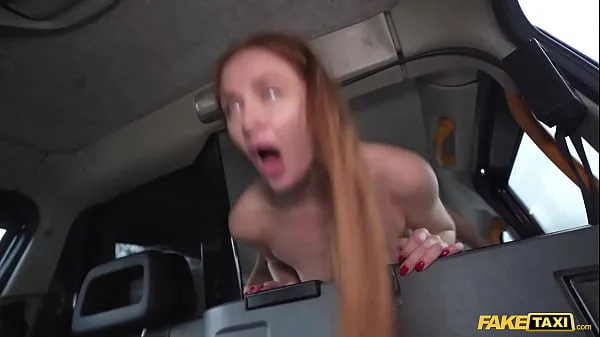 Grosses Fake Taxi MILF rousse en bas nylon sexy chevauche une grosse bite dans un taxi vidéos chaleureuses