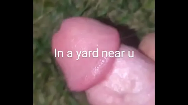 大 Cumming in neighborhood yard 温暖的视频