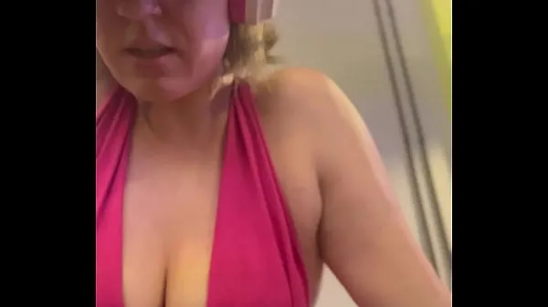 Store Wow, my training at the gym left me very sweaty and even my pussy leaked, I was embarrassed because I was so horny varme videoer