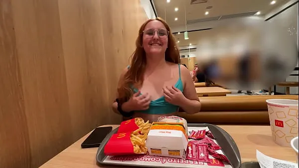 Big We stopped to eat and she wanted to show her breasts - Trix Mendes warm Videos
