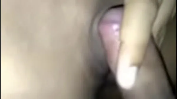 Grandes Spreading the pussy of a pretty girl, stuffing his cock in her pussy hole until he cums on her clit, it's very excitingvídeos cálidos