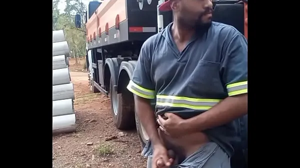 Grote Worker Masturbating on Construction Site Hidden Behind the Company Truck warme video's