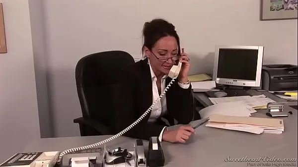 Grosses Lesbian boss fucks her secretary with strapon vidéos chaleureuses