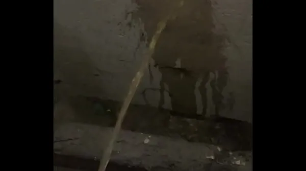 Большие Pissing in a public basement теплые видео